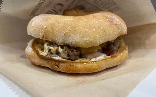 Panino hamburger, provola, bacon e patate