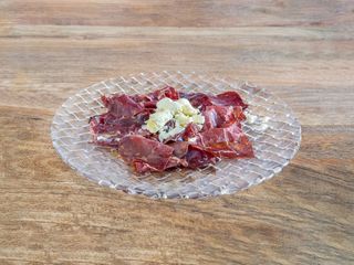 Cecina De León Sobre Cama De Tomaca