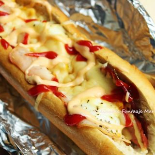 Bagietka po zbójnicku,ser mozzarella,filet,bekon,camembert,ogórek