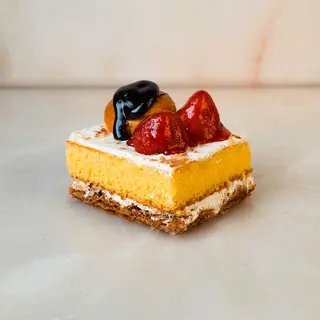 Fatia de Bolo da Casa com Morangos e Profiteroles