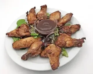10 Alitas mas ensalada y patatas 