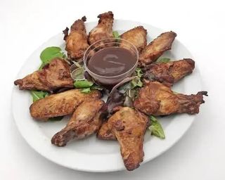 10 Alitas mas ensalada y patatas 