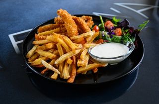 Crispy strips cu cartofi prăjiți si sos de usturoi