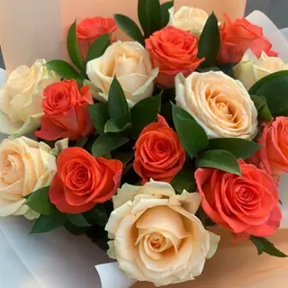 Bouquet de 15 roses mélanges orange / blanc 