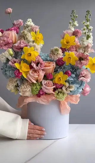 Aranjament floral primavara in cutie – Narcise galbene, Trandafiri si Hortensii