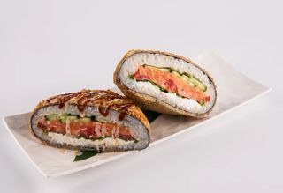 Суши бургер с лососем