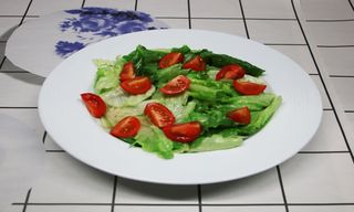 მწვანე სალათი ჩერი პომიდვრით