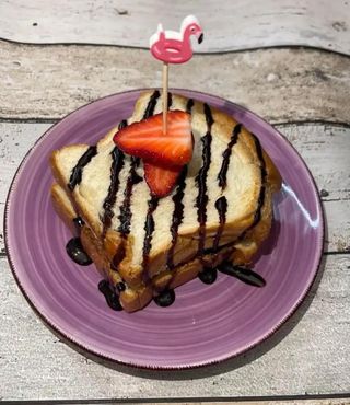 Słodki Chlebek Hawajski z masłem orzechowym i bananami