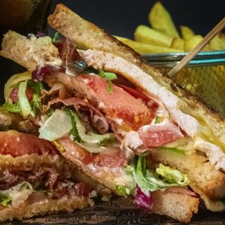 Sándwich Club De Pollo