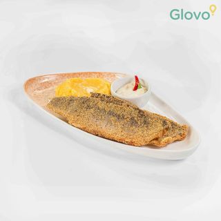 File de păstrăv prăjit cu mămăliguță și mujdei