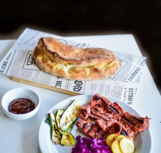 Panino con salsiccia e zucchine