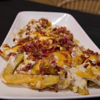 Patatas con queso y bacon