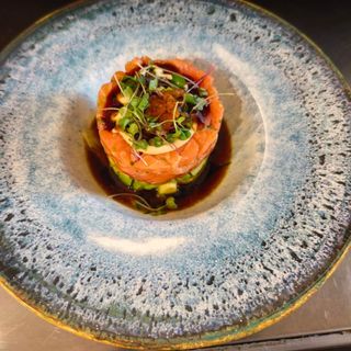 47. Tartar de salmón con aguacate