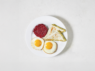 Сніданок з лавашем та сиром, яєчнею та буряком (грецький)