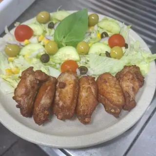ASAS DE FRANGO COM SALADA MENU