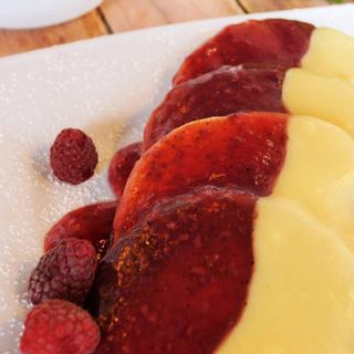 4.Pankejki z gorącymi malinami i białą czekoladą