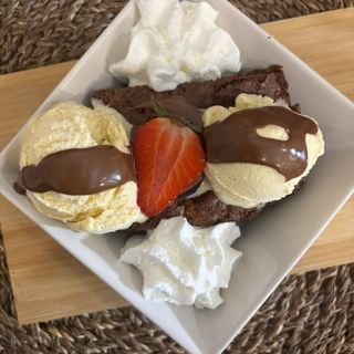 Brownie de oreo con helado
