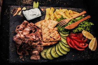 Порция Свински гирос (690г)