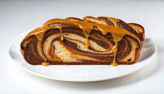 Cozonac topit cu sos caramel