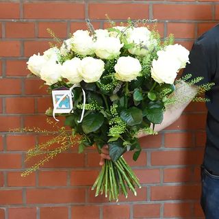 Bukiet z 15 róż z dekoracją