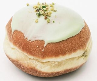 Krapfen con glassa cioccolato bianco e codette mix