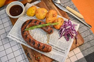 Домашна луканка с картофки и барбекю сос  (400г)