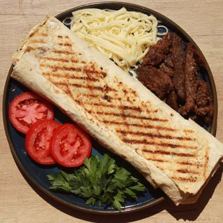 Сулугуні в лаваші з яловичиною