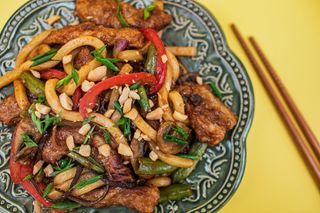 Udon z wieprzowiną w sosie teriyaki lub sweet chilli