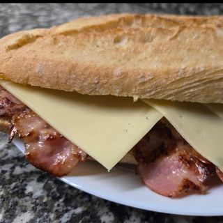 bocadillo de bacon con queso