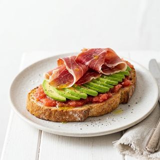 Tosta De Tomate Con Aguacate Y Jamón Serrano