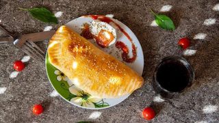 Čebureki pecivo sa mesom + Coca Cola