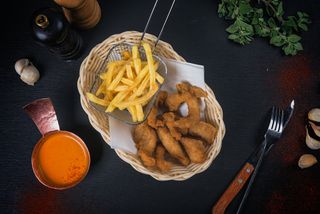 Gujoane servite cu Cartofi Prajiti & Maioneza de Usturoi