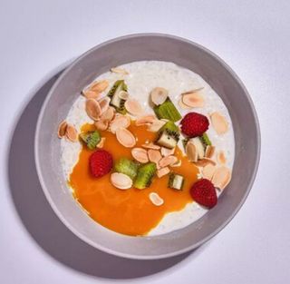 Каша рисовая на молоке с ягодами