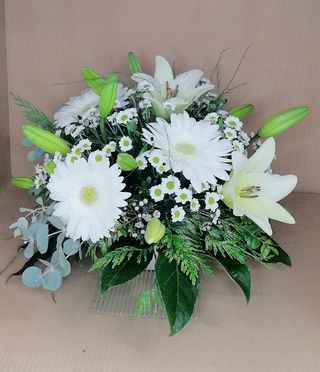 Centro De Liliums, Gerberas, Margaritas Con Maceta Tonos Blancos.