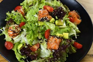 Салата с рулца от сьомга (350г)