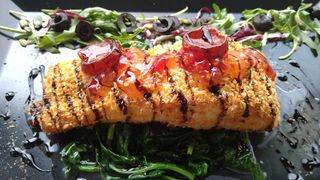 Somon in crustă crocantă pe pat de spanac