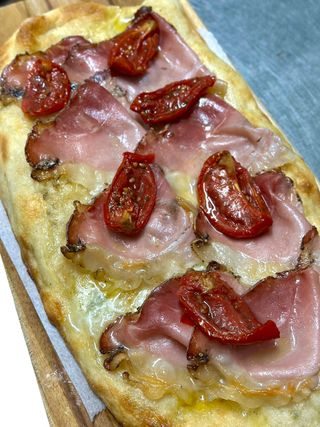 Pinsa speck e gorgonzola