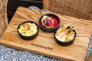 Курячі нагетси, авокадо в кунжуті з хумусом та скрамбл (70/80/100г)