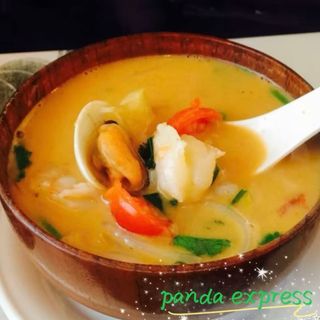 6. Sopa picante con mariscos y leche de coco