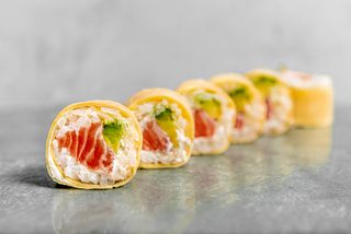 Tamagomaki łosoś 8 szt.