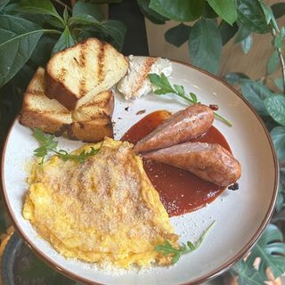 Омлет з ковбаскою та бріошем (450г)