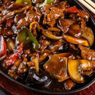 F09. Oaie pe plita incinsa/铁板羊肉/Mutton on the hot plate