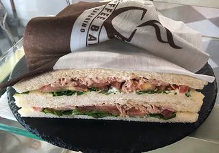 Tramezzino tonno pomodoro e insalata