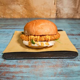 16. Hamburger di pollo impanato, rucola, pomodoro, formaggio piccante