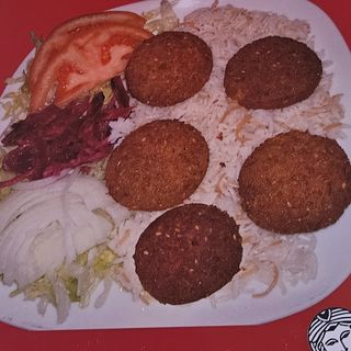Plato Falafel Con Verduras, Arroz Y Ensalada