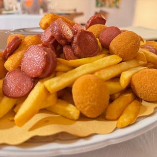 Fritto misto patatine wurstel e crocchette medio x4