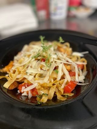 Талиатели със сьомга и чери домат