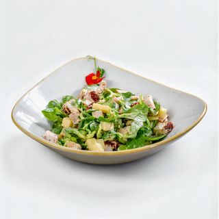 Salată de curcan, valeriană, roșii uscate, raclette, sos de muștar