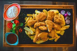 Chicken nuggets sa pomfritom