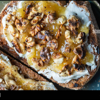 Pan Con Queso Crema, Nueces Y Miel